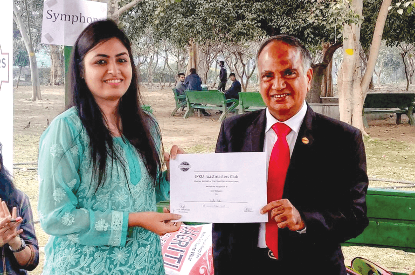 Menon awards a New Delhi JPKU club member the best speaker certificate.